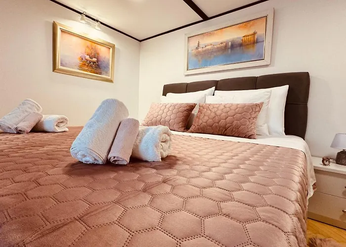 Penthouse Lapis Apartman *