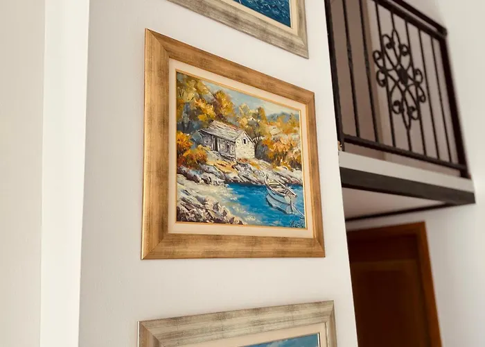 Penthouse Lapis Split